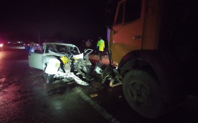 Yük maşını minilk avtomobili ilə toqquşdu - Yaralılar var