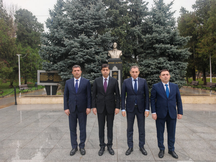 Azərbaycan nümayəndə heyəti Buxarestdə Heydər Əliyevin büstünü ziyarət edib