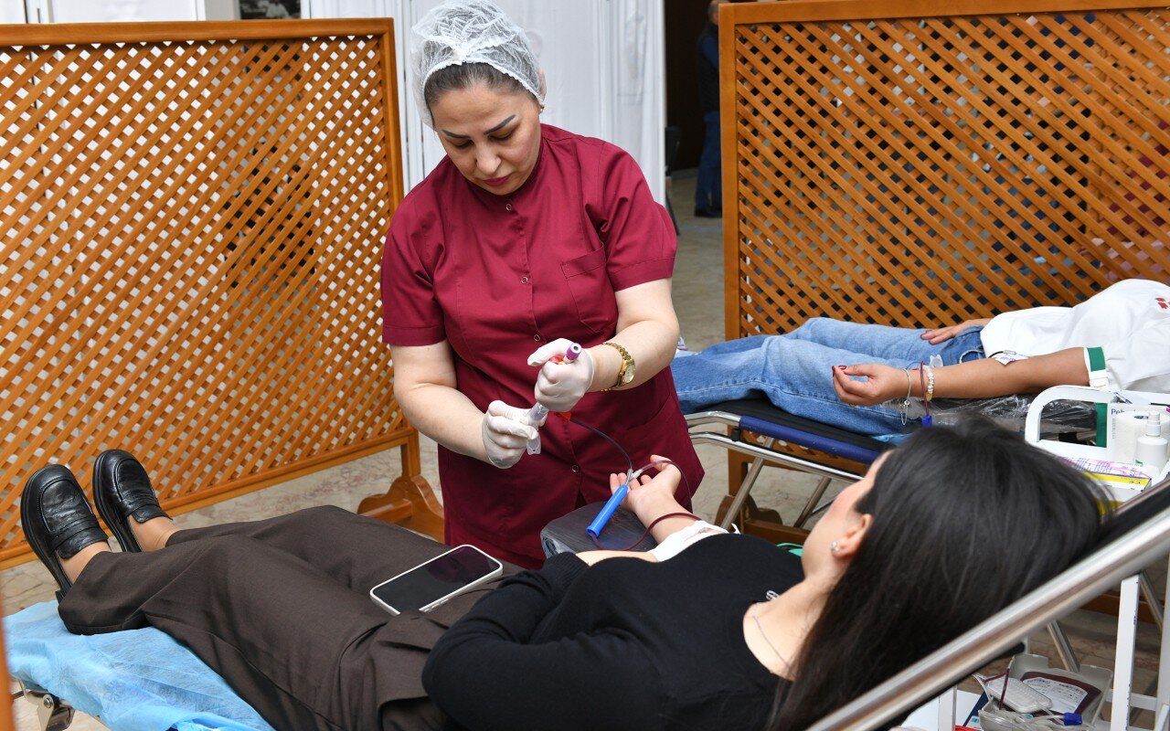 RİNN-də Zəfər Günü münasibətilə qanvermə aksiyası keçirilib - FOTOLAR