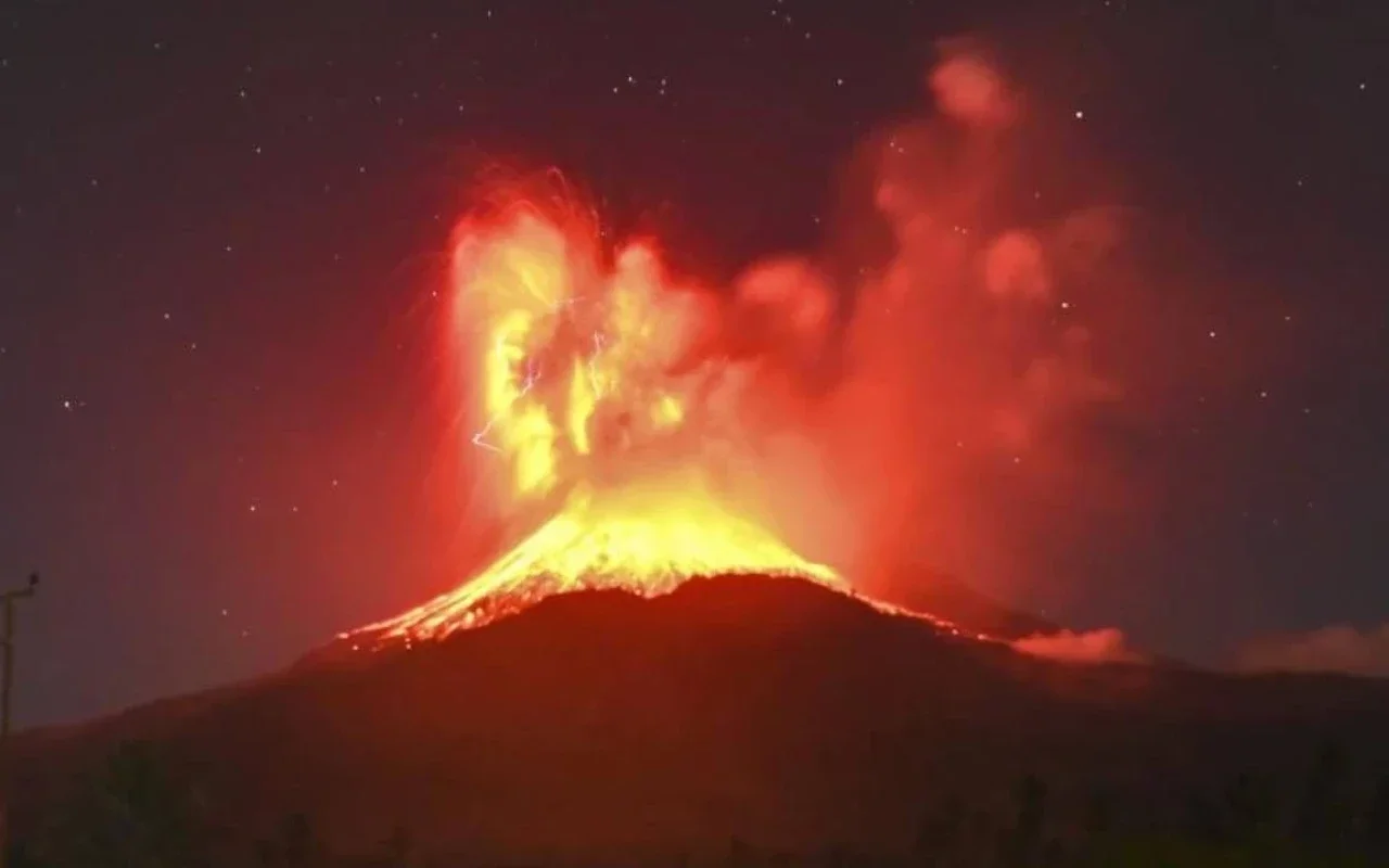 İndoneziyada vulkan püskürdü