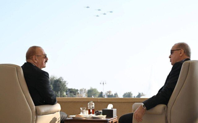 Prezident hərbi paraddan fotolar paylaşdı