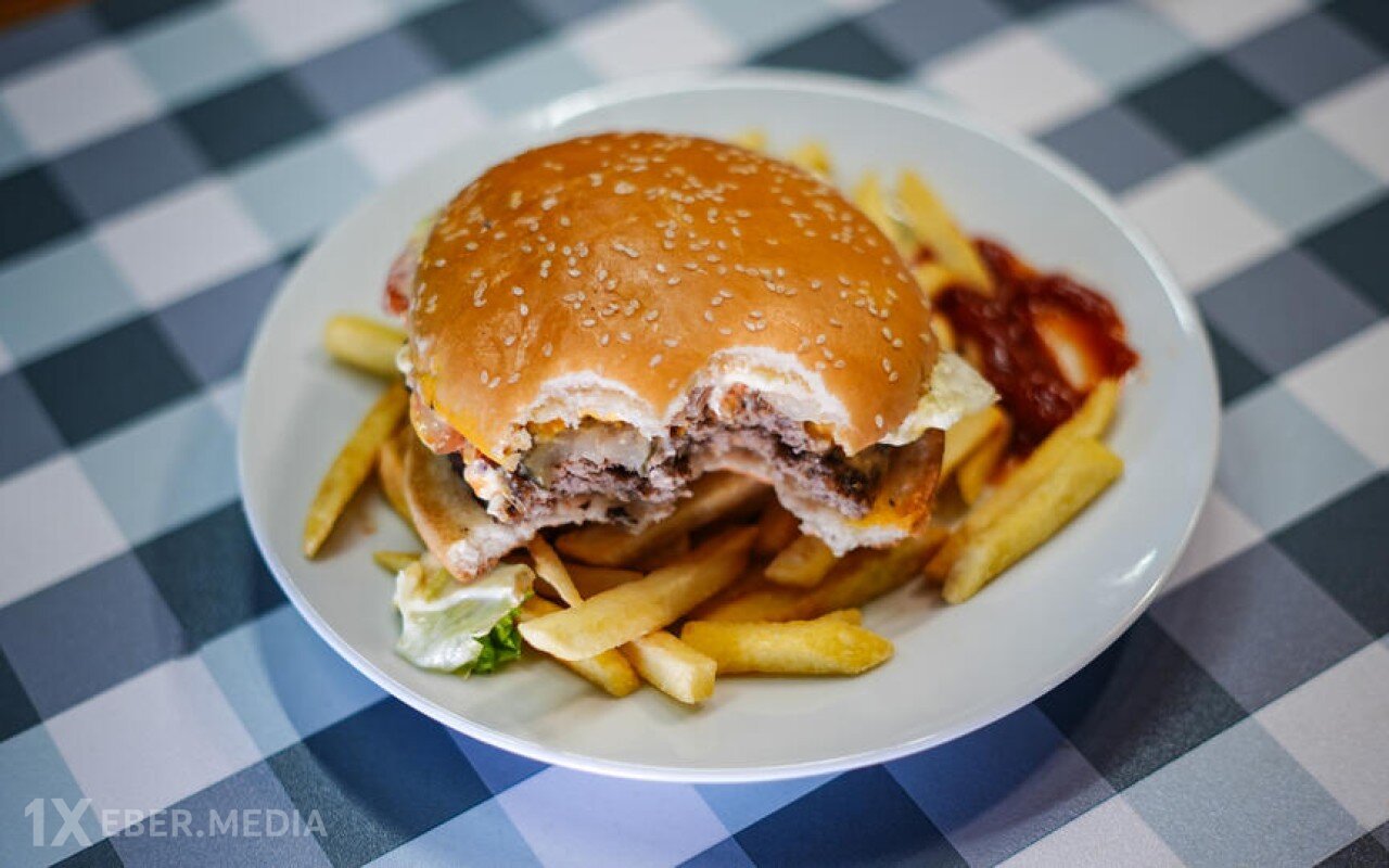 Hamburger yeyən pilot 4 saat sonra həyatını itirdi