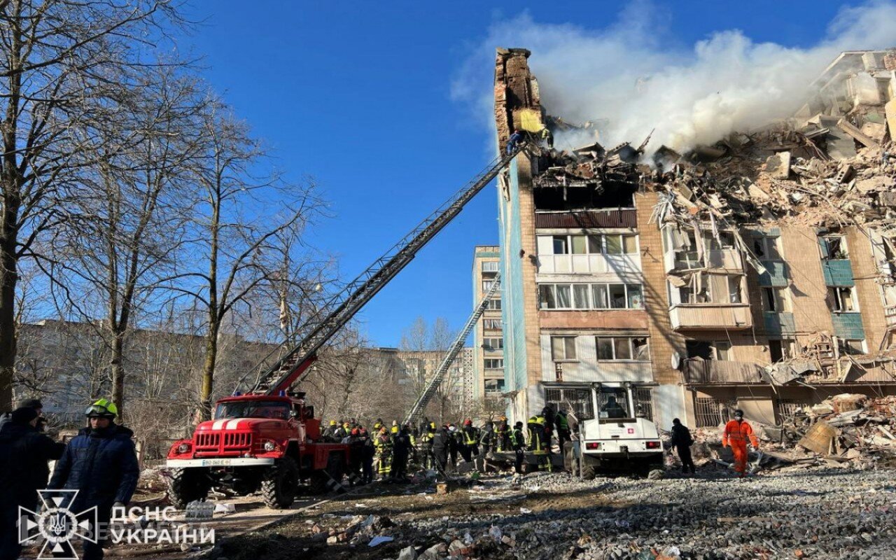 Rusiya yaşayış binasını vurdu - 25 ölü