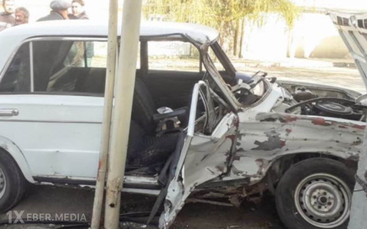 Şəkidə avtomobil ağaça çırpıldı