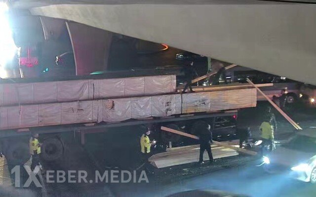 "20 Yanvar"da yük yola dağıldı, sıxlıq yarandı - FOTOLAR (YENİLƏNİB)