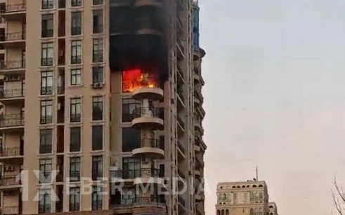 Bakıda çoxmərtəbəli bina yanır