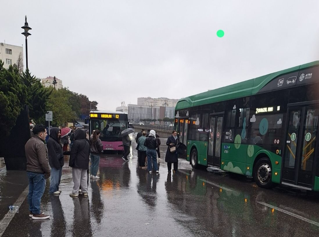 Minlərlə insanın avtobusa mindiyi yerdə dayanacaq pavilyonu yoxdur