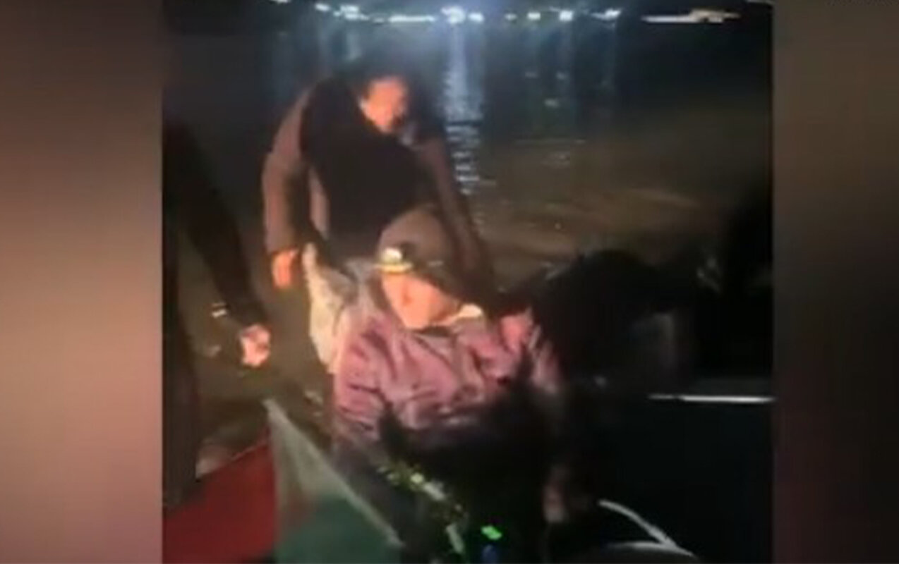 Xəzərdə köməksiz qalan balıqçılar xilas edildi - Video