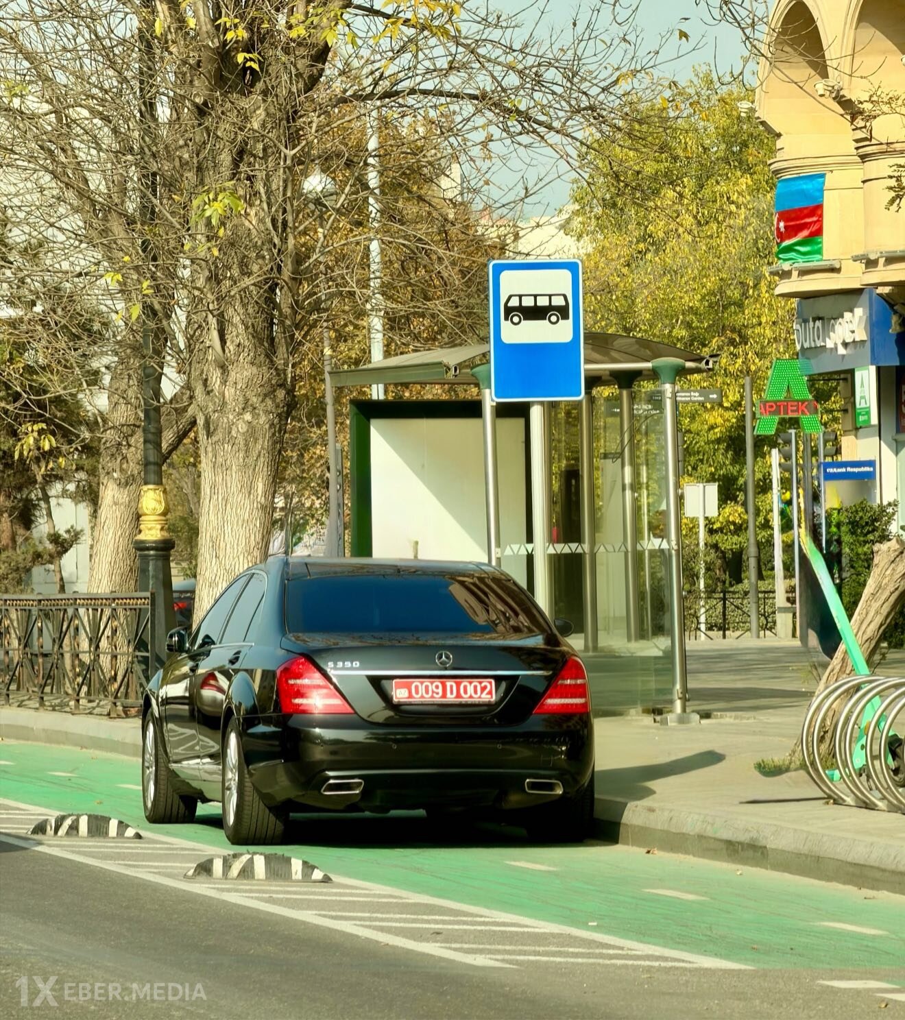 Bakının mərkəzində səfirlik maşını qaydaları pozdu