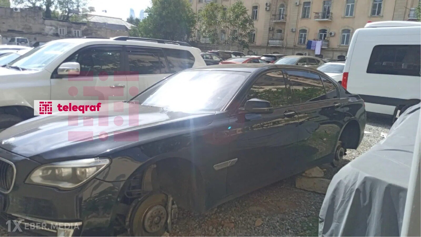 Küçədə yararsız vəziyyətdə qalan “AA” seriyalı avtomobil kimindir?