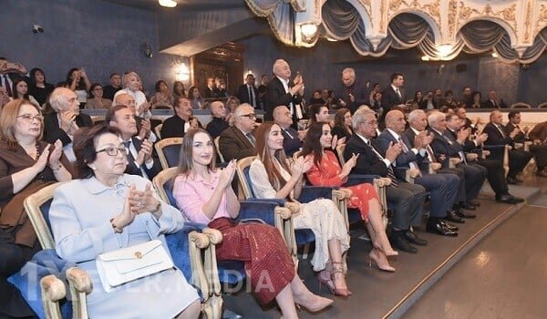 Leyla, Arzu və Alyona Əliyevalar teatrda...