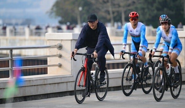 Nazir öz velosipedi ilə veloyürüşdə - Foto