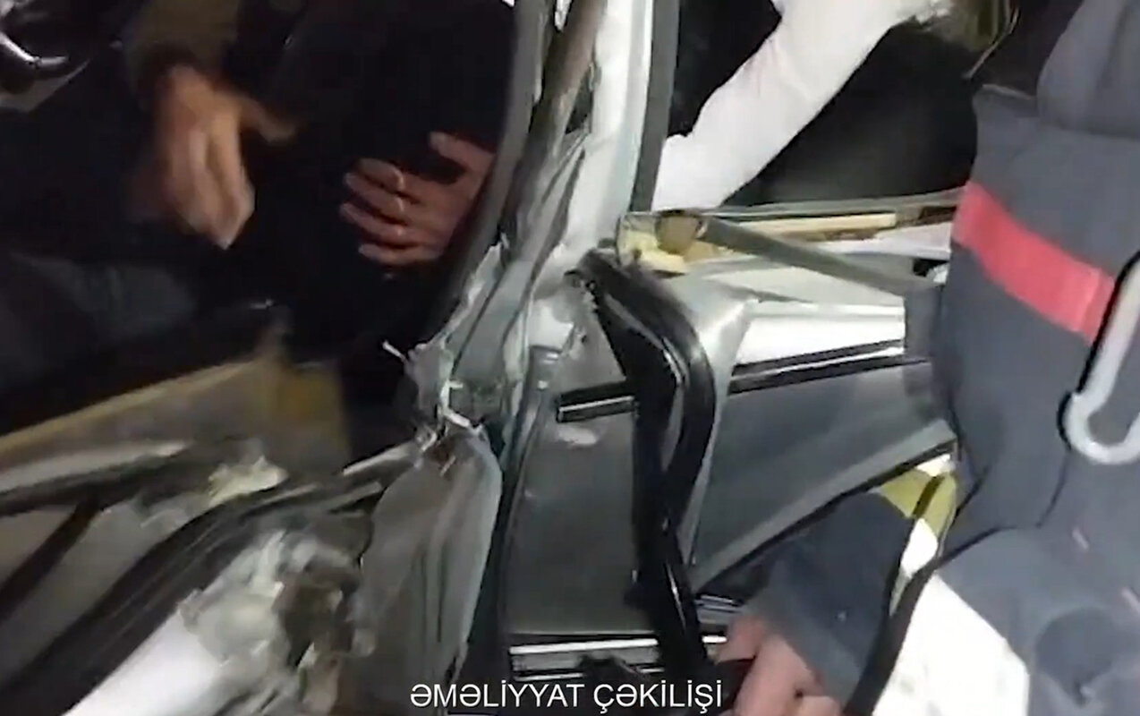 Maşında sıxılı vəziyyətdə qalan sürücü belə xilas edildi