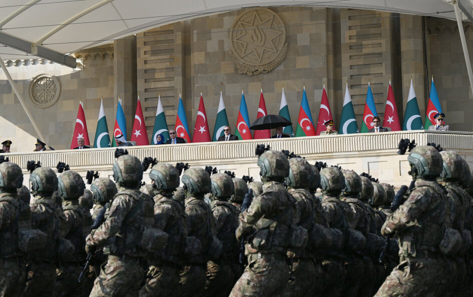 Bu ölkələrin rəsmiləri də paradı izlədi