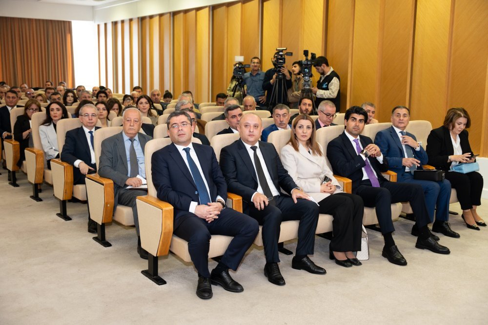 “Mediada Azərbaycan ədəbi dilinin normalarının düzgün tətbiqi” mövzusunda konfrans keçirilib