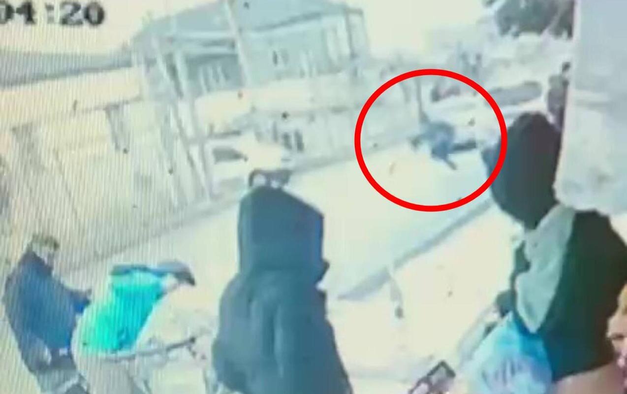 Yolu qaçaraq keçən məktəblini maşın vurdu