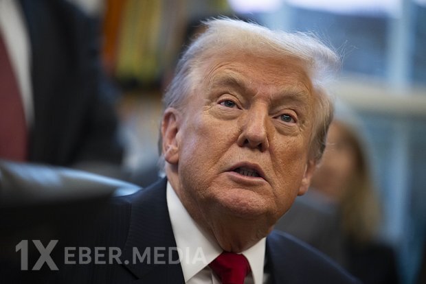 Tramp Suriya liderinə öz brendinin ətirini çiləyib və arvadı üçün başqa şüşə almağı təklif edib.