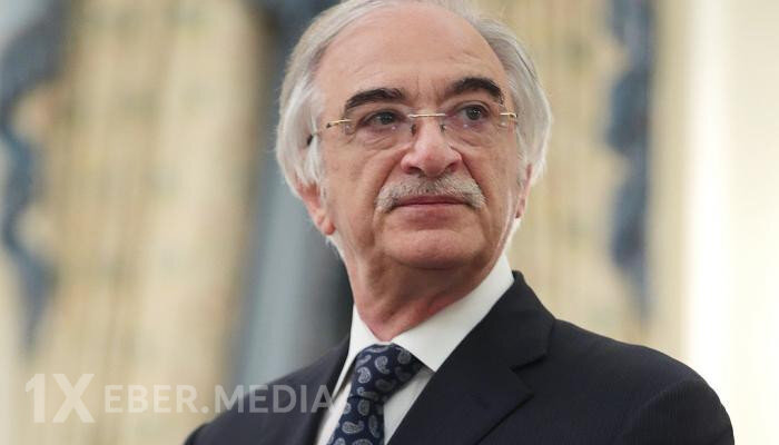 37 ildir "vəzifə kreslosunda" oturan məmur....