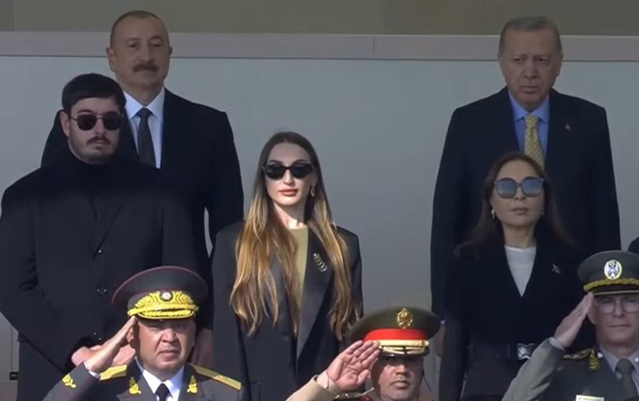 Prezidentin oğlu ilə gəlini hərbi paradda