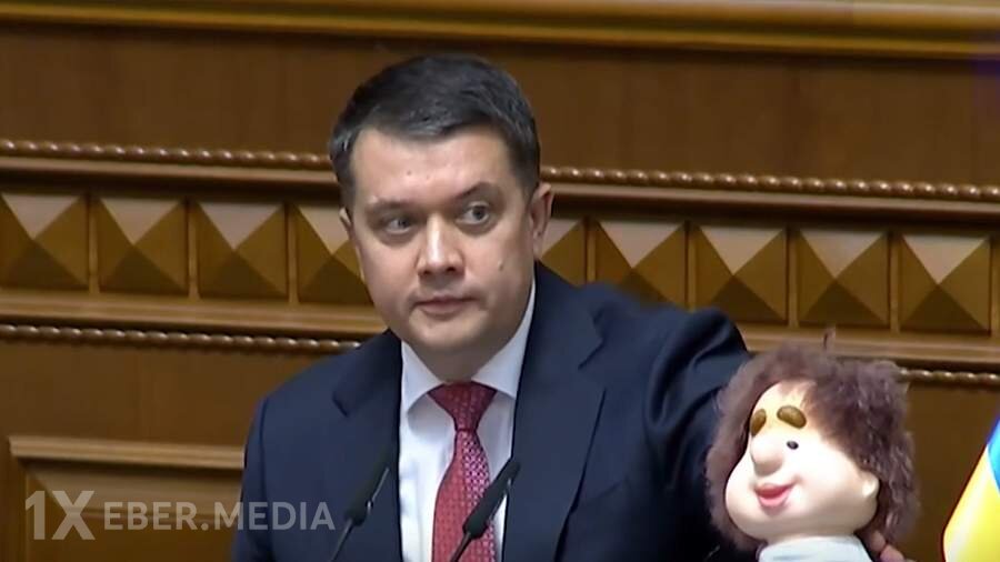 Ali Radanın deputatı Razumkov parlamentə “Karlson” kuklası ilə gəlib