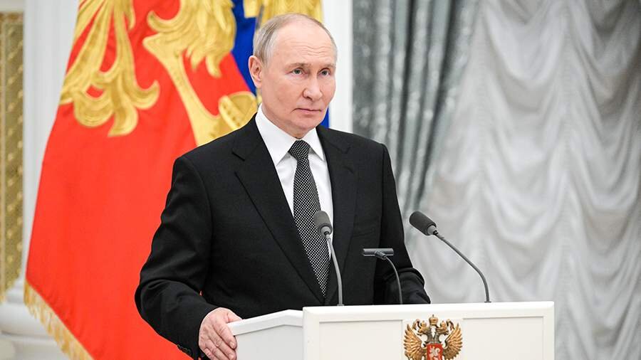 Putin noyabrın 4-də mükafatların və dövlət təltiflərinin təqdim edilməsi mərasiminin keçirilməsini əmr edib