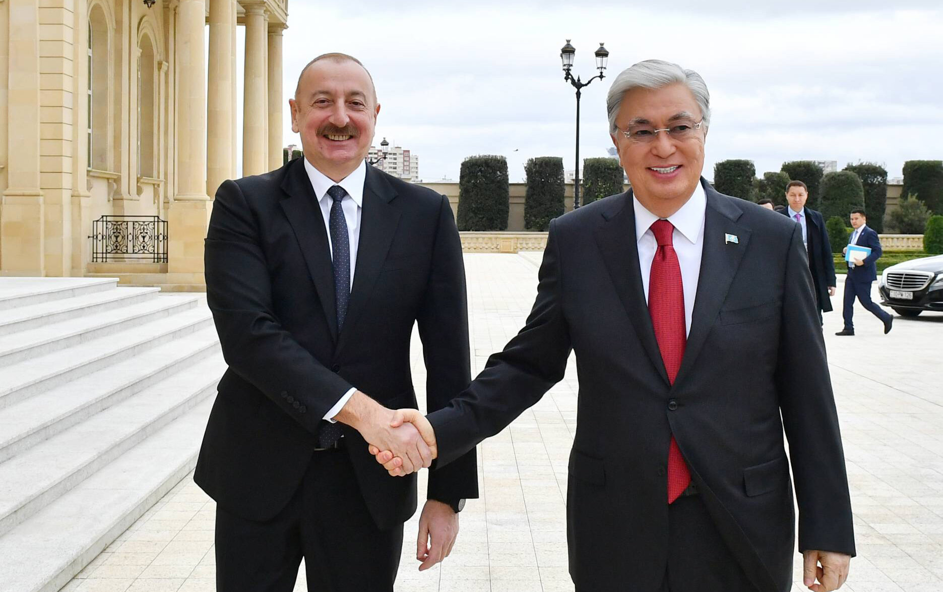 Tokayev Əliyevi təbrik etdi