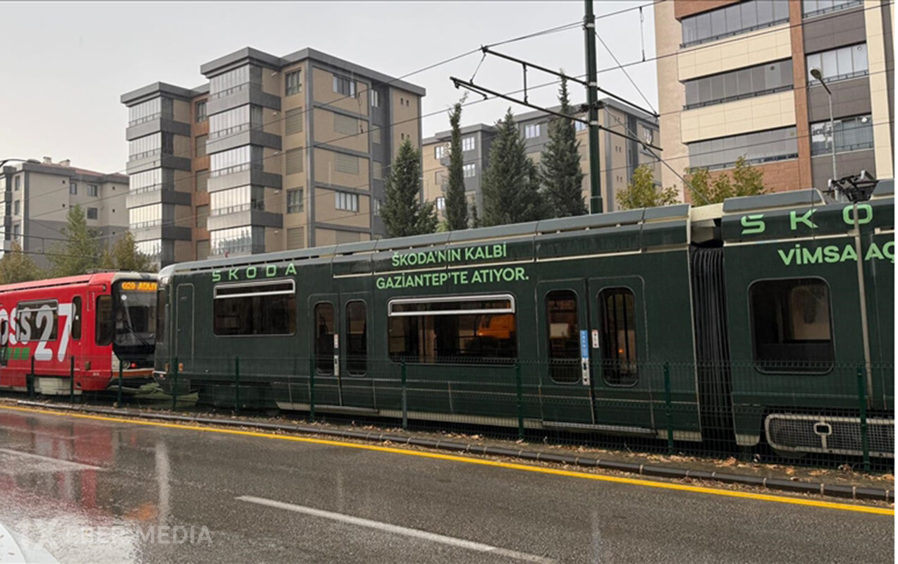 Tramvayı ildırım vurdu, sərnişinlər təxliyə edildi - Video