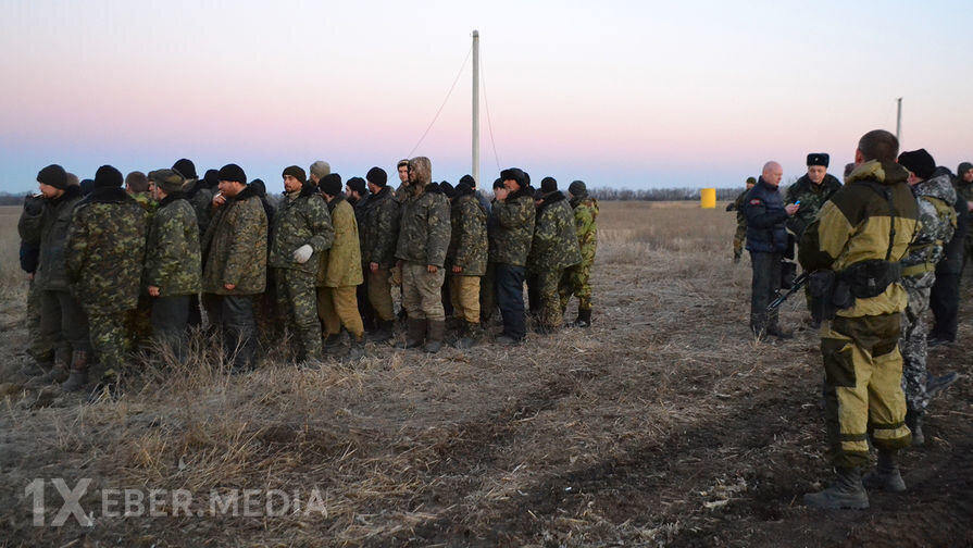 Ruslar Zaporojyedə əsirləri sıraya düzüb güllələdi...