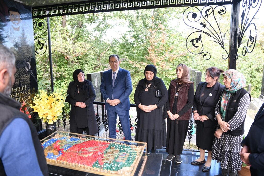 İcra başçısı Şəhidlərin anım günündə...