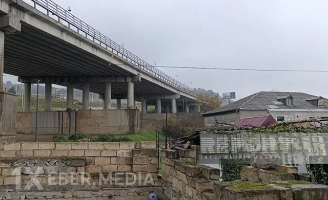 Şabran körpüsünün ətrafındakı bəzi evlər qəzalı vəziyyətə düşüb (FOTO)