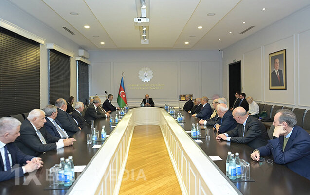 Emin Əmrullayev alimlərlə bir arada - Fotolar