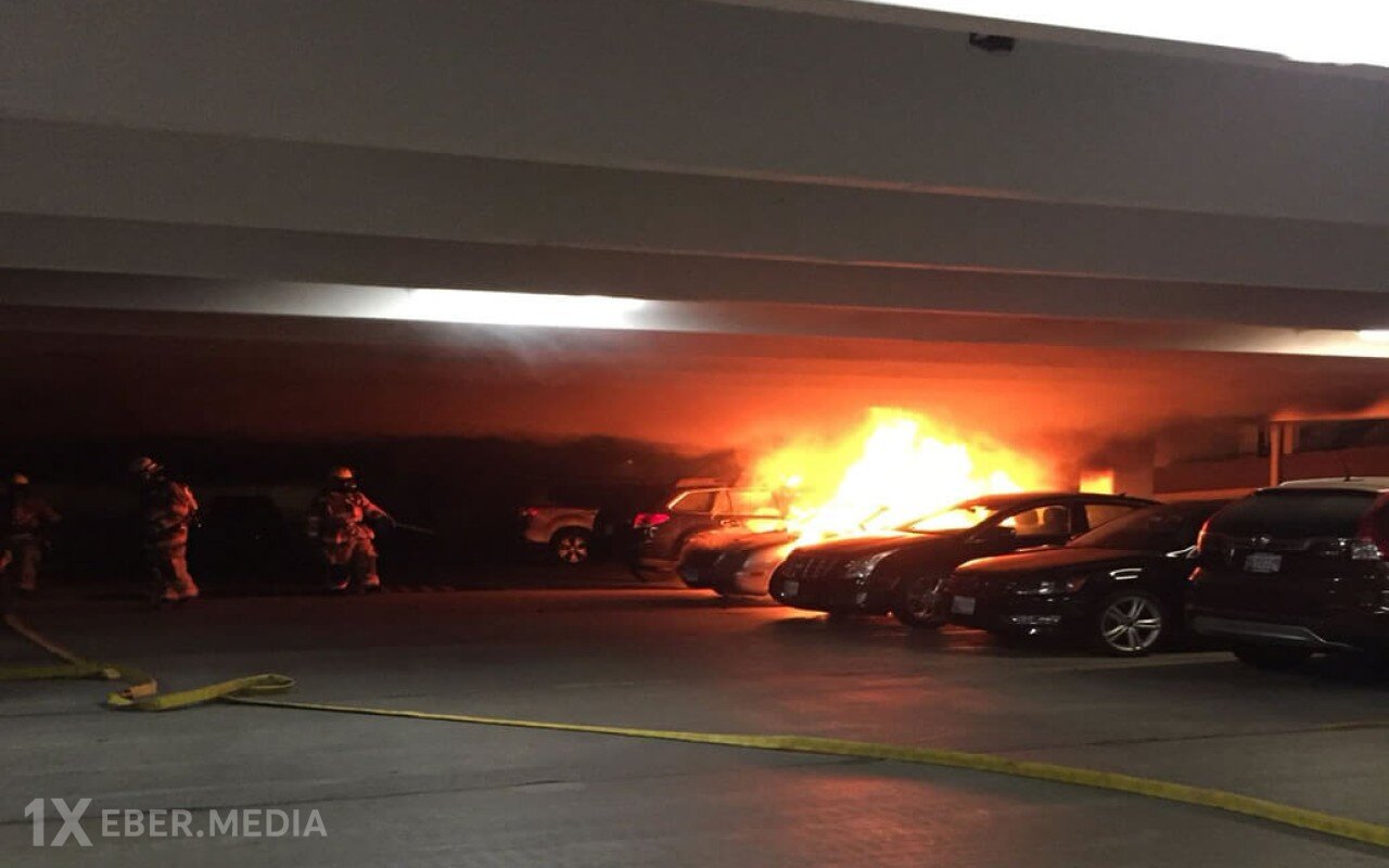 Bakıda “BMW” və “Volkswagen” hotelin qarajında yandı