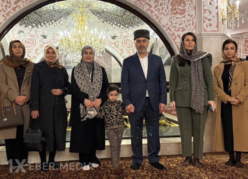 Əraqçinin özündən 32 yaş kiçik xanımı Bibiheybət məscidində - FOTOLAR