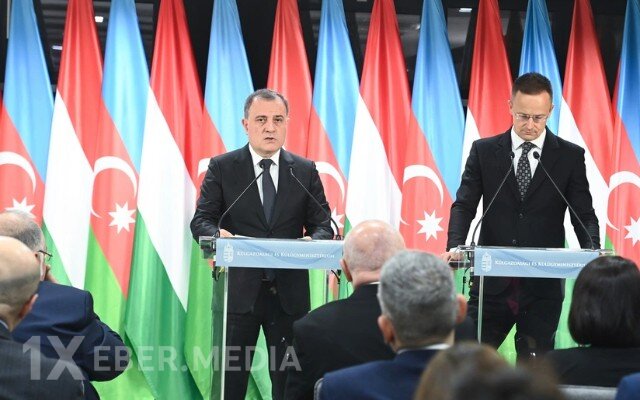 Ceyhun Bayramov Siyarto ilə müzakirə apardı