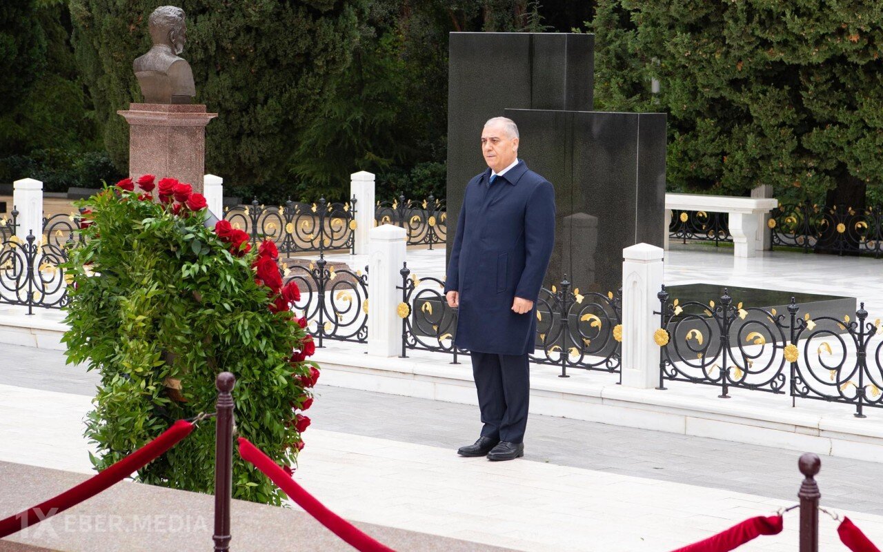 DTX rəisi Heydər Əliyevin məzarını ziyarət etdi-VİDEO
