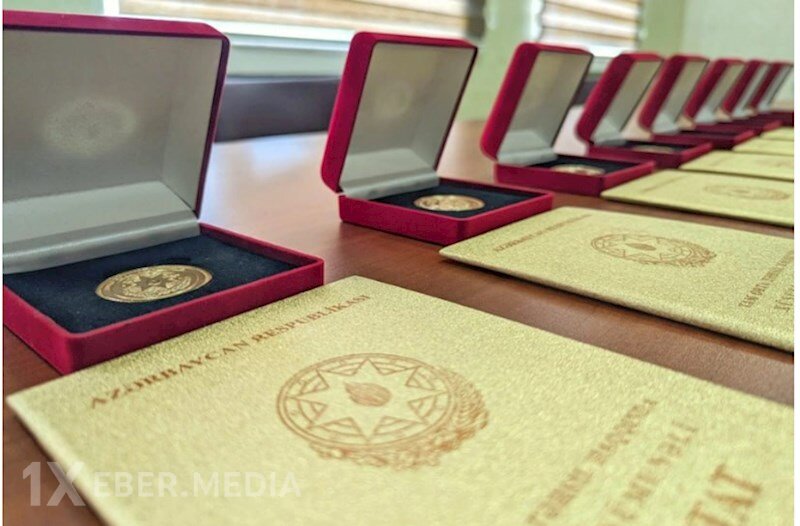 Bu il Bakıda neçə məzuna qızıl nişan verilib?