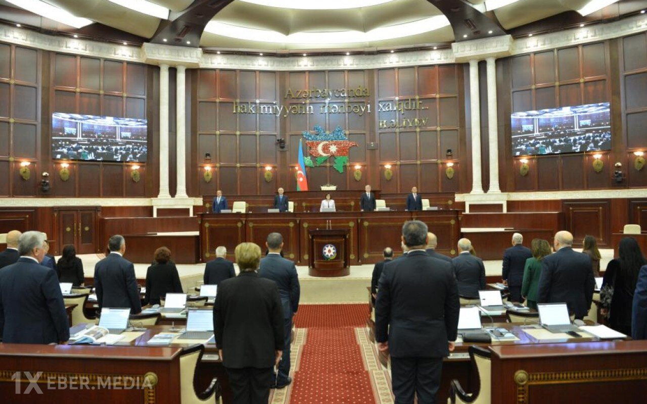 Deputatlar tətilə getdi