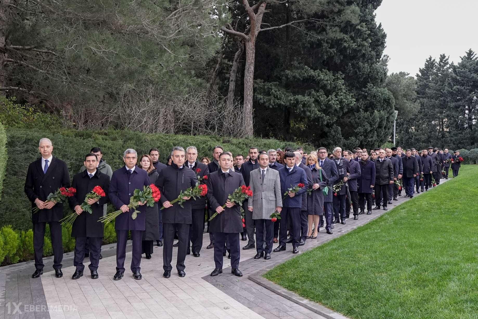 ƏƏSMN-in əməkdaşları Fəxri xiyabanda