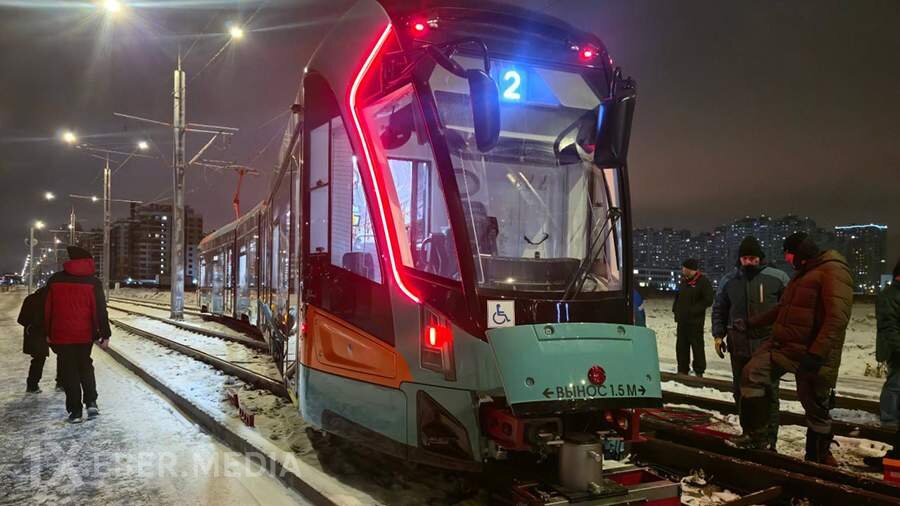 Sankt-Peterburqda yüksək sürətlə hərəkət edən tramvay relsdən çıxıb