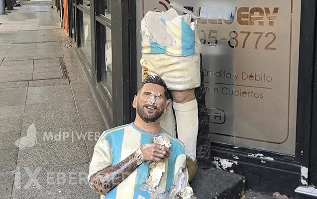 Messinin heykəlini ikiyə böldülər - Fotolar