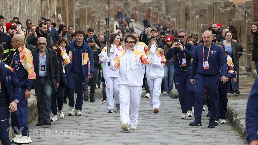 Ceki Çan Olimpiya məşəlinin estafetində iştirak edib