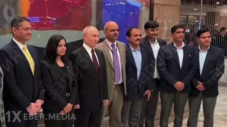 Putin Dehlidə otel işçiləri ilə şəkil çəkdirib