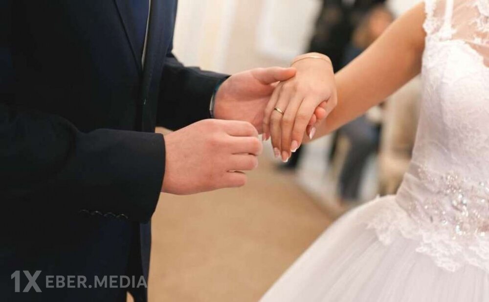 Bərdədə 15 yaşlı qızla evlənən gənc məhkəmə zalındaca qandallanıb