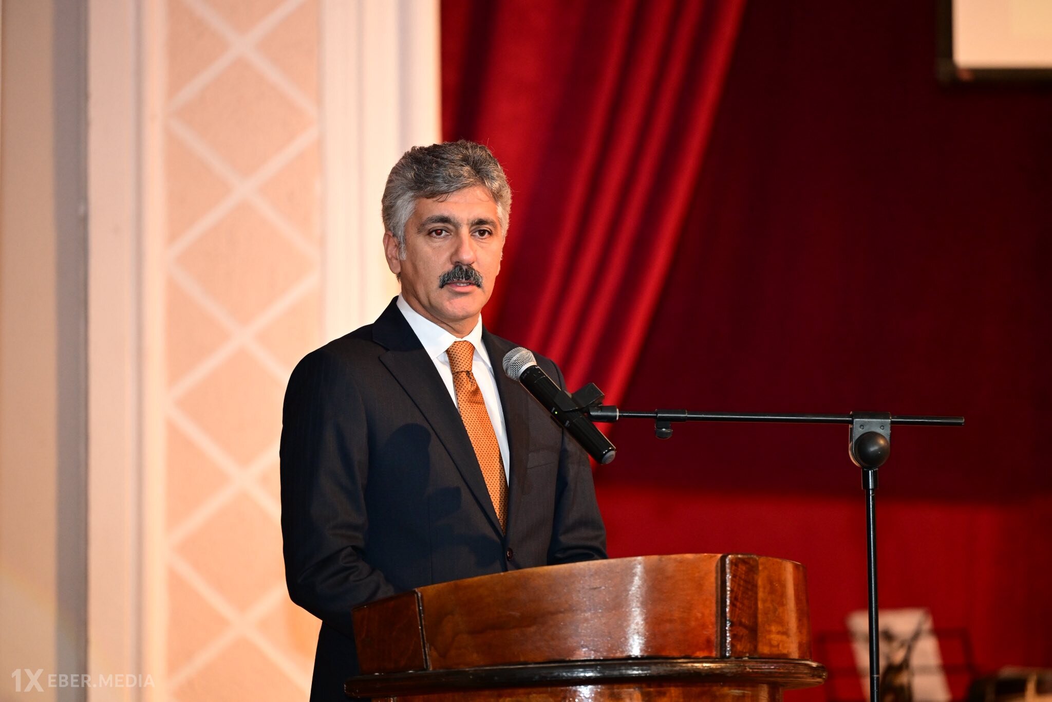 “Yazmaq qabiliyyəti olmayan adamlar meydandan çıxmaq istəmir"