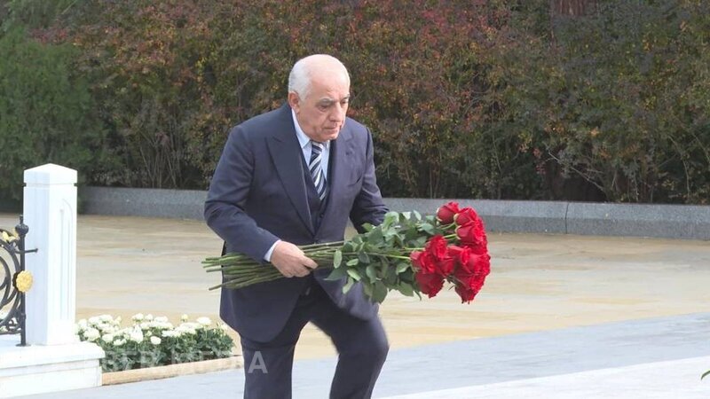 Baş nazir Heydər Əliyevin məzarını ziyarət etdi