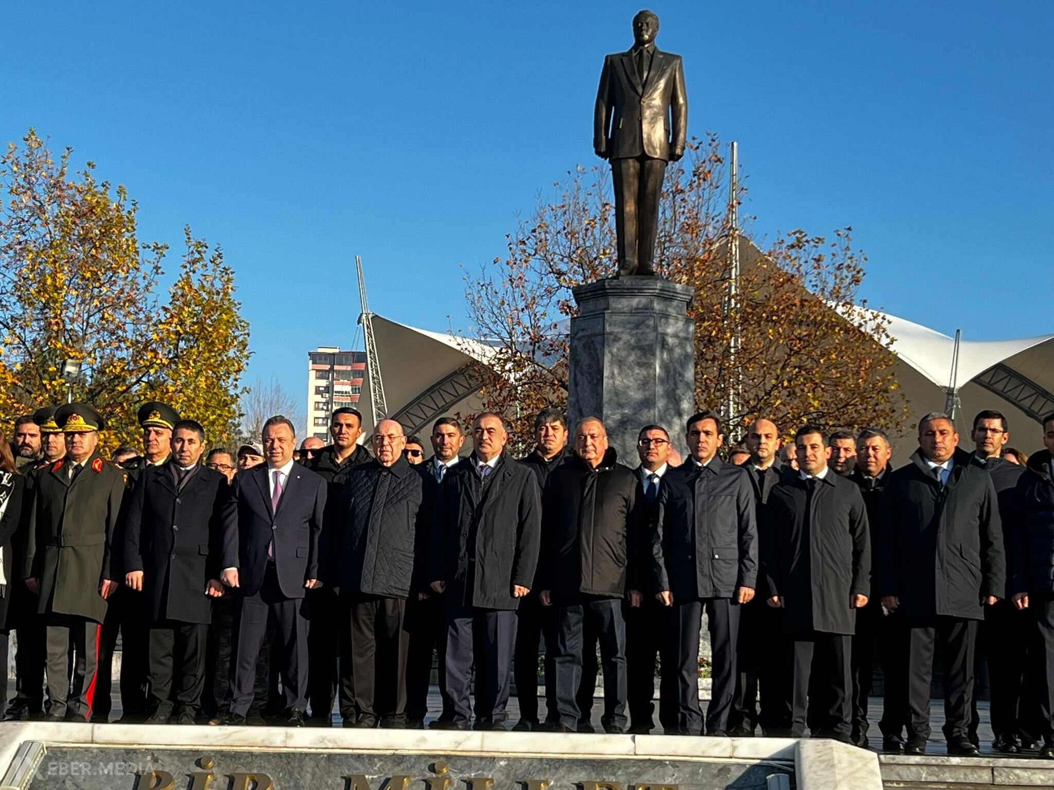 Deputatlar Türkiyədə Heydər Əliyevin abidəsini ziyarət etdilər