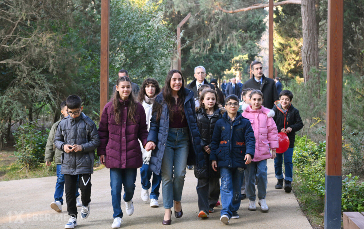 Leyla Əliyeva internat evlərində yaşayan uşaqlarla birgə Nəbatat bağında - Fotolar