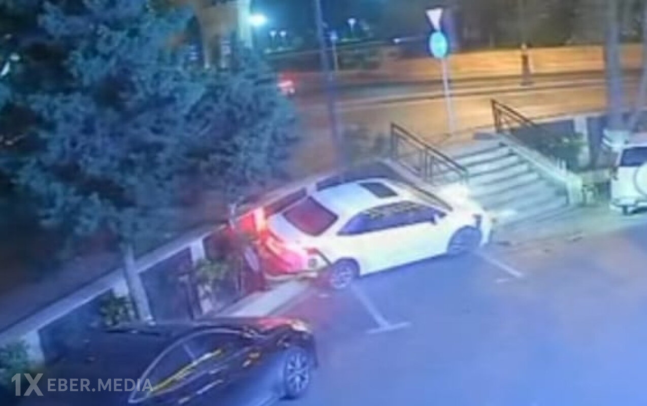 Qəzaya uğrayan maşın restoranın həyətinə düşdü - Video