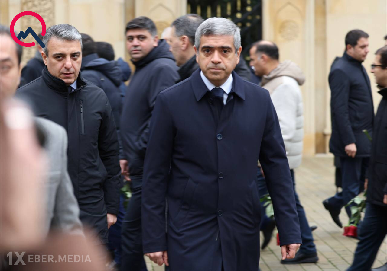 Rəsmilər Fəxri xiyabanda - Fotolar