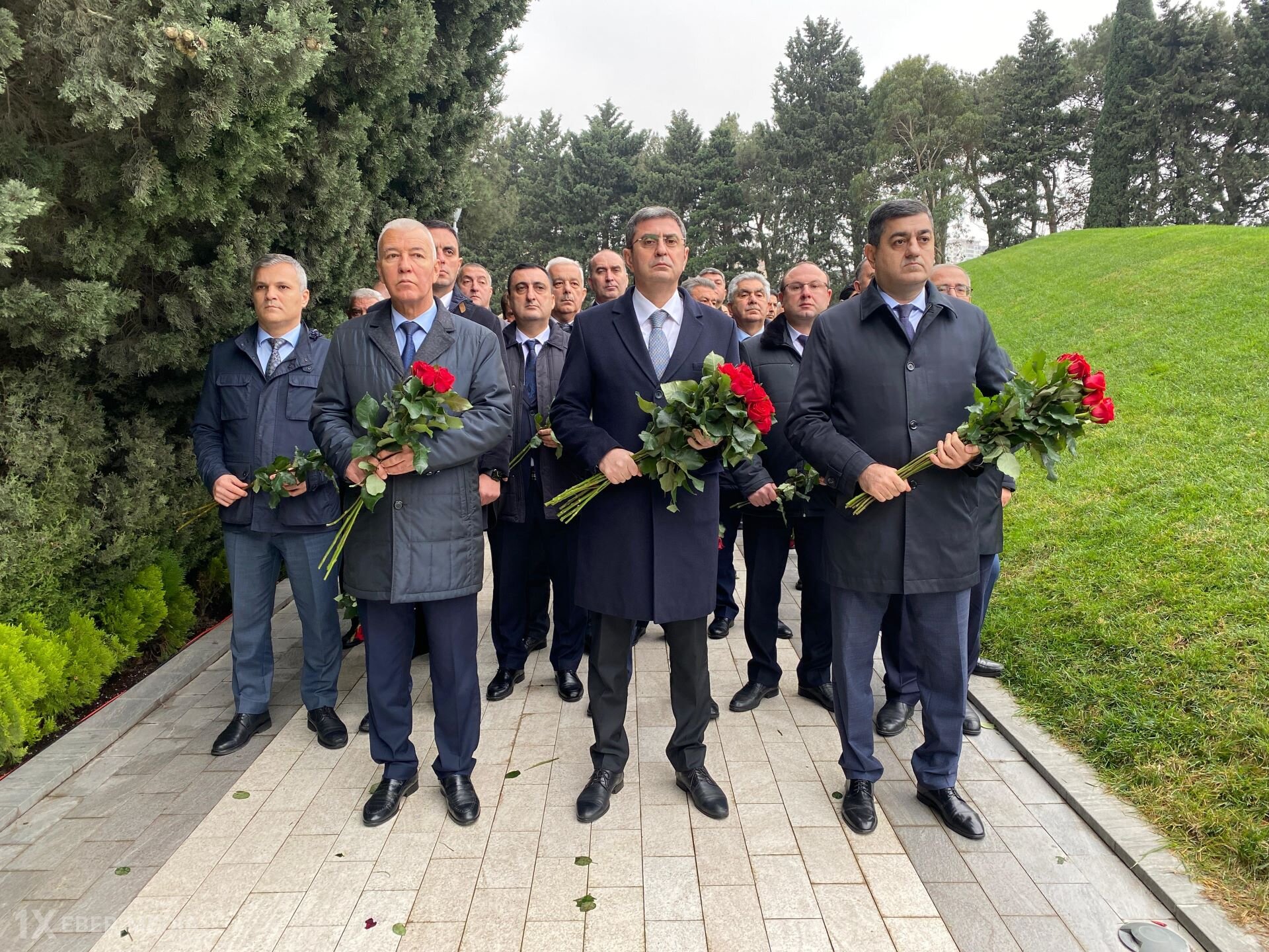 Xəzər Rayon İcra Hakimiyyətinin kollektivi Fəxri xiyabanı ziyarət etdi